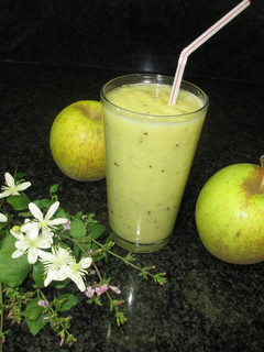 Una foto de Néctar detoxificante de kiwiy manzana