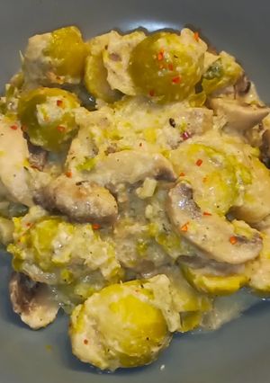 Une photo de Choux de Bruxelles, champignons sautés sauce ail et parmesan