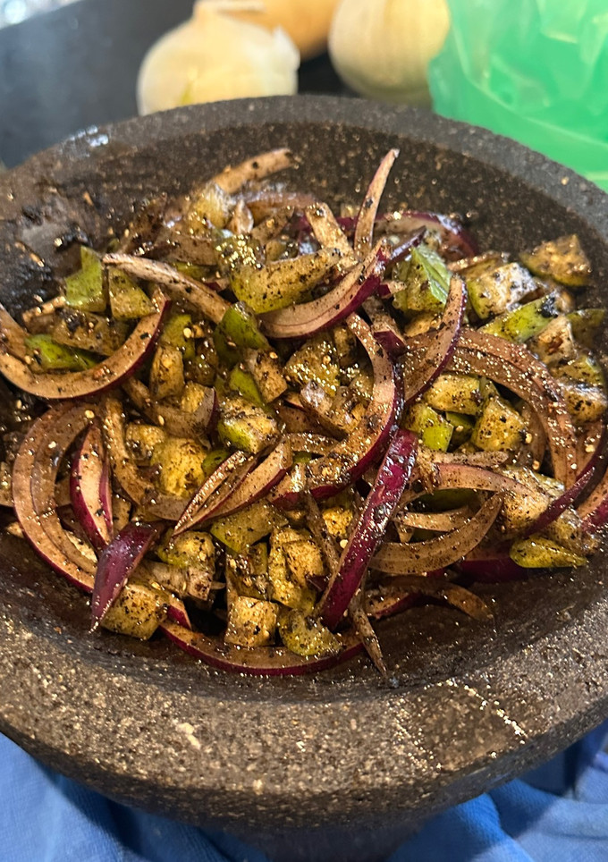 Una foto de Salsa pico de pájaro con tomatillo a la Sonorense
