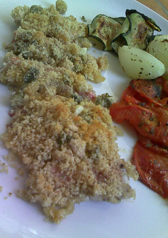 Una foto de Salmonetes con provenzal de alcaparras y aceitunas negras y verduras al horno