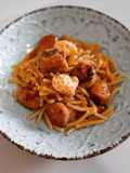 Fideos con butifarra, costillas, calamar y piquillos