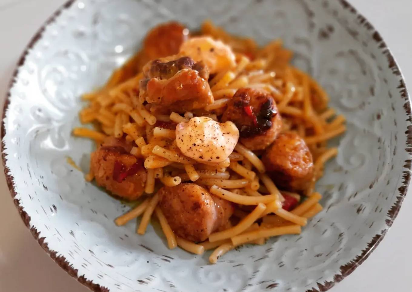 Fideos con butifarra, costillas, calamar y piquillos