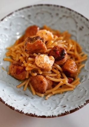 Una foto de Fideos con butifarra, costillas, calamar y piquillos