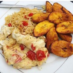 A picture of Noodles with plenten an egg.