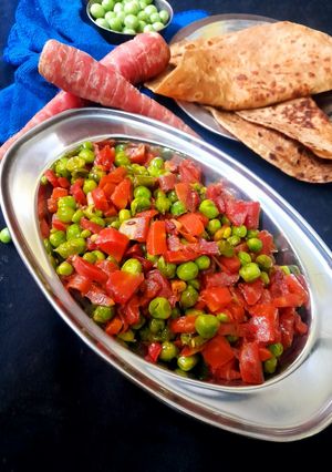 गाजर मटर घुघनी (gajar matar ghugni recipe in Hindi) रेसिपी मुख्य फोटो