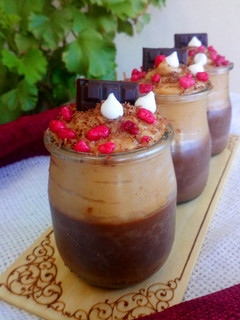 Una foto de Vasitos de gelatina de chocolate y crema pastelera de turrón