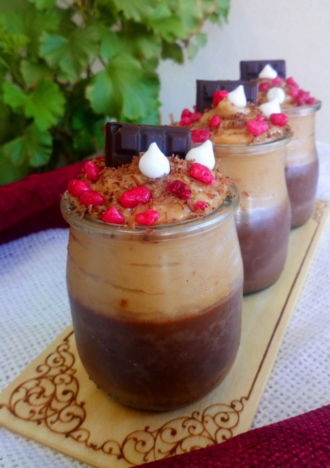 Una foto de Vasitos de gelatina de chocolate y crema pastelera de turrón
