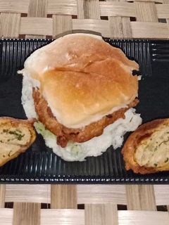 चिकन वडापाव (Chicken Vadapav Recipe In Marathi) रेसिपी चे मुख्य फोटो