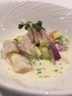 Una foto de Ceviche de Cherne con cebolla roja leche de coco