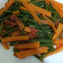 A picture of Fried carrots and french beans.