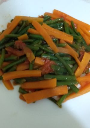 A picture of Fried carrots and french beans.