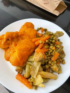 Una foto de Muslitos de pollo en salsa de zanahoria