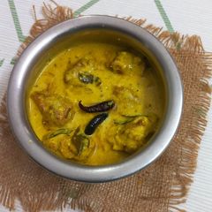 A picture of Kadhi pakora.