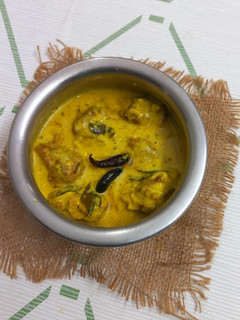 A picture of Kadhi pakora.