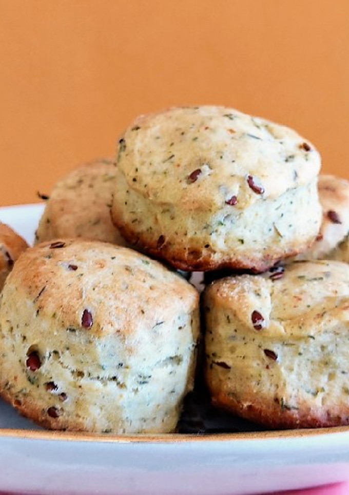 Una foto de Scones de tomillo y lino 😋😋😋