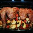 Pollo al horno con patatas y verduras