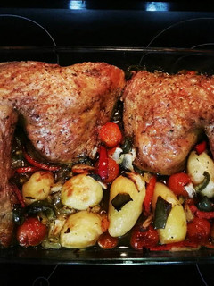 Una foto de Pollo al horno con patatas y verduras
