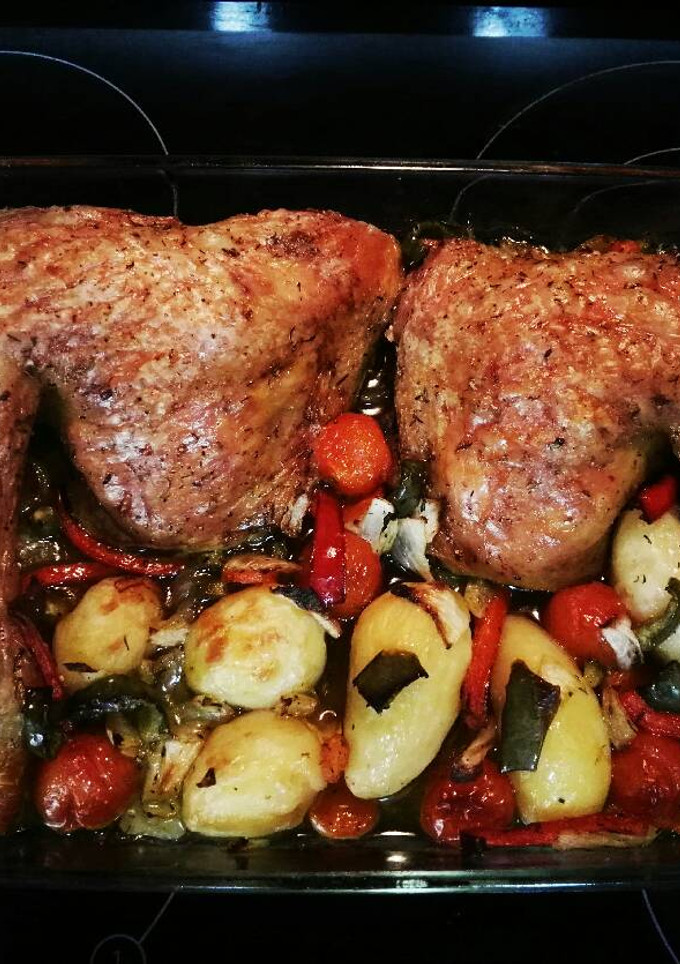 Una foto de Pollo al horno con patatas y verduras