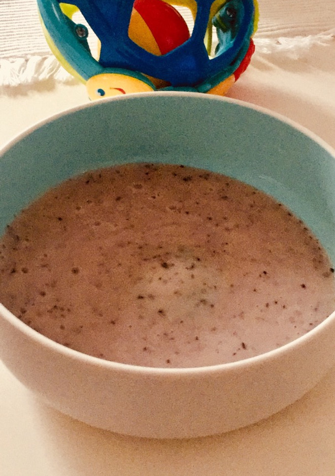 Una foto de Papilla de nísperos, arándanos y yogur 🍐