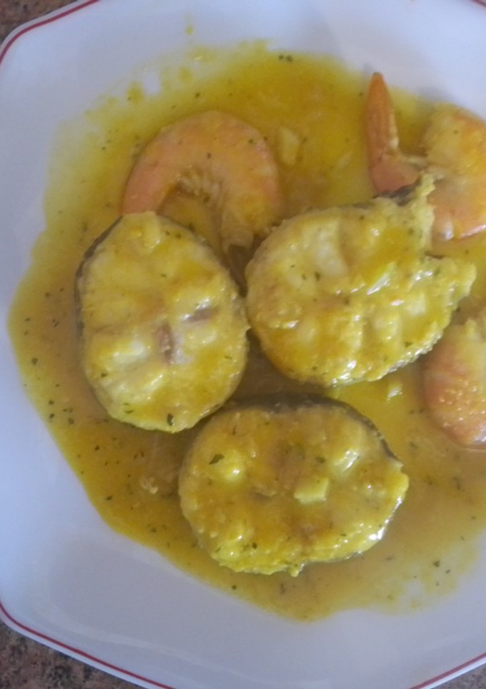 Una foto de Congrio en salsa de azafrán