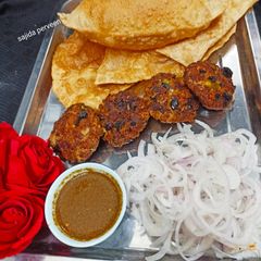 A picture of Qeemay ke kabab with puri.