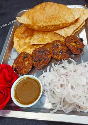 A picture of Qeemay ke kabab with puri.