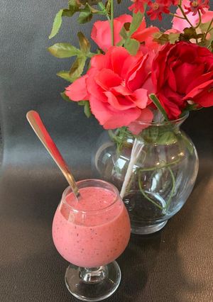 મિક્સ ફ્રૂટ સ્મુધી (Mix Fruit Smoothie Recipe In Gujarati) રેસીપી મુખ્ય ફોટો