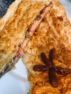 Una foto de Empanada de dátiles, queso, jamón cocido y cebolla