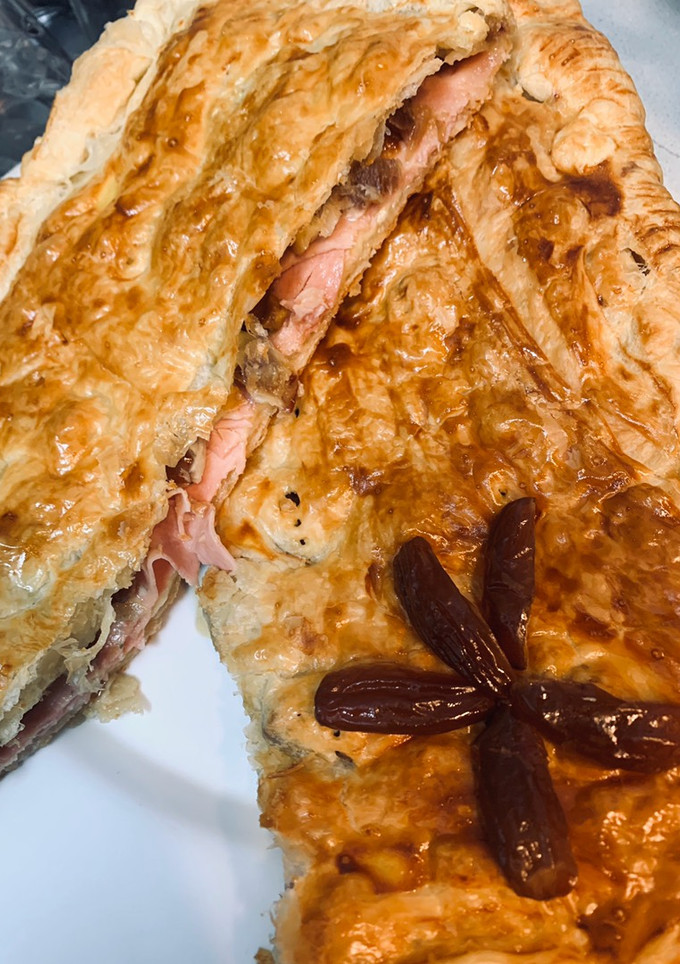Una foto de Empanada de dátiles, queso, jamón cocido y cebolla