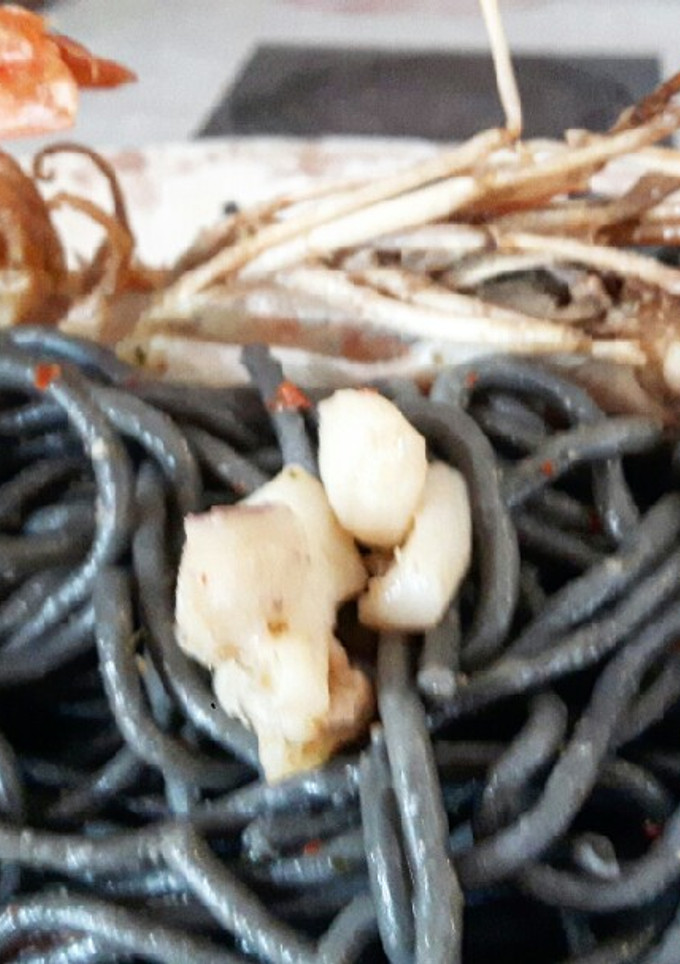 Una foto de Espaguetis negros con sepia y gambas