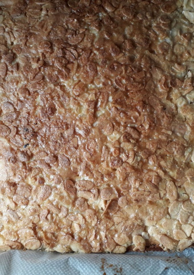 Una foto de Bizcocho de almendra fileteada