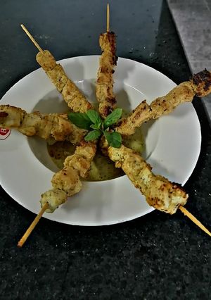 A picture of Chicken skewer with peanut sauce.