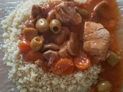 Une photo de porc au olives et champignons