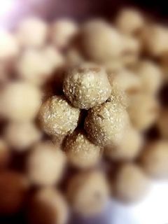 तिल मावा के लड्डू (Til mawa ke ladoo recipe in hindi) रेसिपी मुख्य फोटो