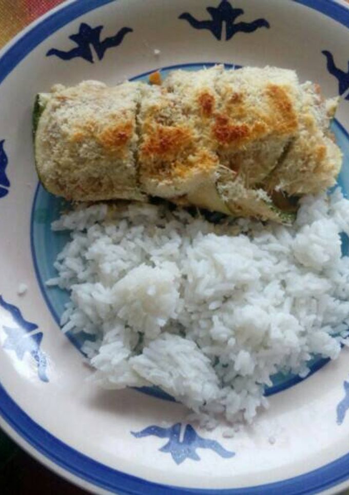 Una foto de Zapallito italiano relleno de pollo con zanahorias, gratinados