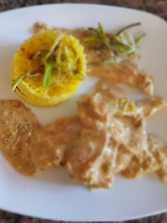 Una foto de Pollo al vermouth, con puerros. #recetariocamino