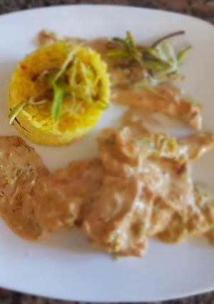 Una foto de Pollo al vermouth, con puerros. #recetariocamino