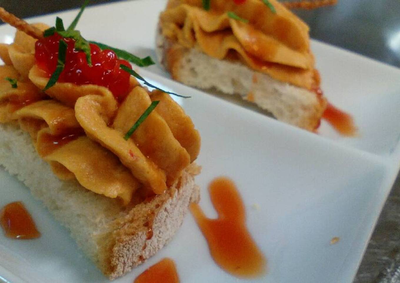 Canapés de mousse de berenjena y pimientos rojos