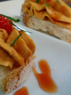 Una foto de Canapés de mousse de berenjena y pimientos rojos