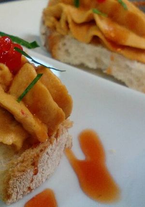 Foto principal de Canapés de mousse de berenjena y pimientos rojos