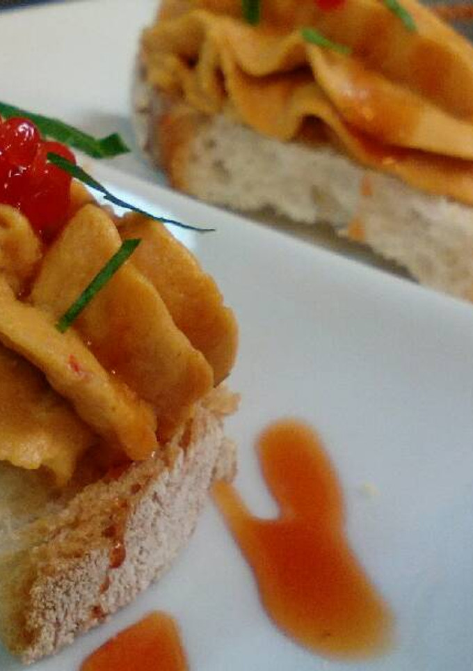 Una foto de Canapés de mousse de berenjena y pimientos rojos