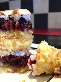 O poză a rețetei Prăjitură cu fructe de pădure, crem de vanilie, bezea și blat sfărâmicios😍😋.