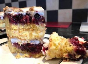 O poză a rețetei Prăjitură cu fructe de pădure, crem de vanilie, bezea și blat sfărâmicios😍😋.