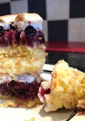 O poză a rețetei Prăjitură cu fructe de pădure, crem de vanilie, bezea și blat sfărâmicios😍😋.