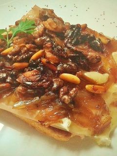 Una foto de Tostas de pechuga de pavo y queso brie con cebolla, nueces y piñones caramelizados