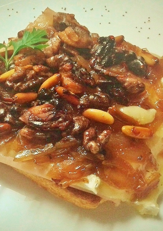 Una foto de Tostas de pechuga de pavo y queso brie con cebolla, nueces y piñones caramelizados