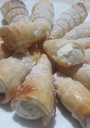 Una foto de Conitos súper fácil con crema chantilly
