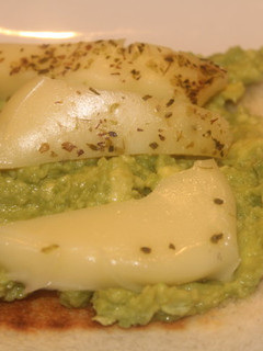 Foto principal de Tostada con Aguacate y queso Provolone