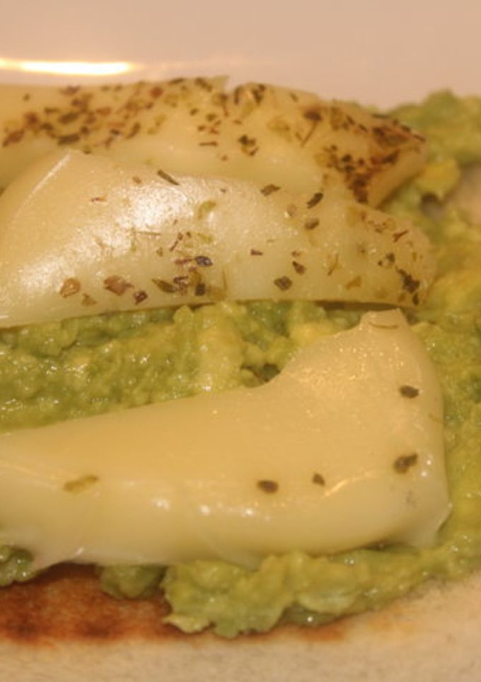Una foto de Tostada con Aguacate y  queso Provolone