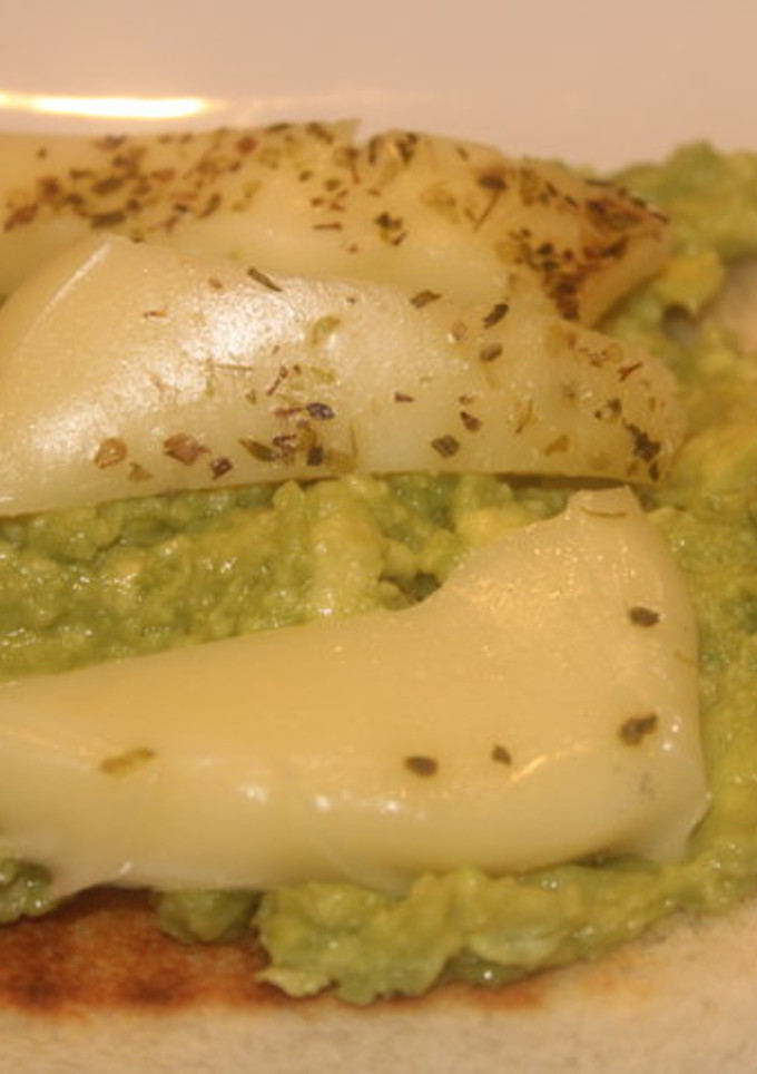 Una foto de Tostada con Aguacate y  queso Provolone